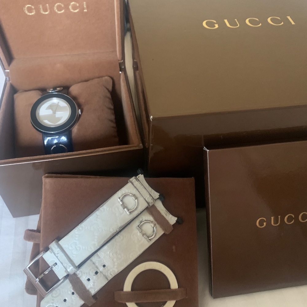 COPY - Gucci Women’s YA129403 U-play quartz Silver Dial black or white bezel pr… - Picture 3 of 7